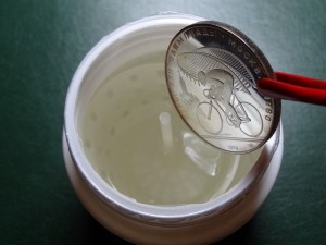 Серебряную монету окунают в уксус Серебро и уксус