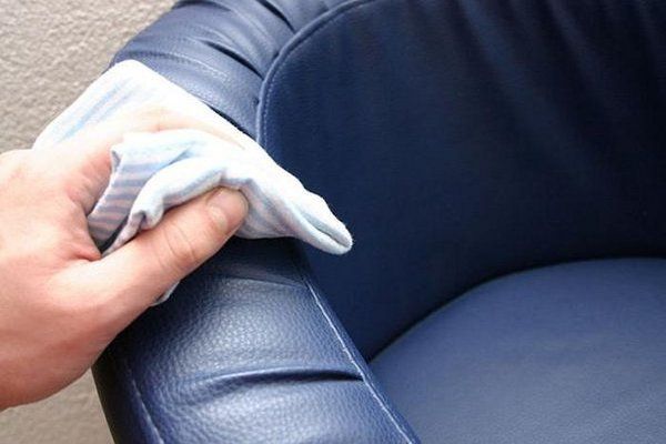 Удаление пятна крови с дивана Чистка дивана