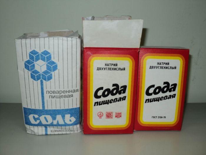 На столе стоит соль и сода Соль и сода