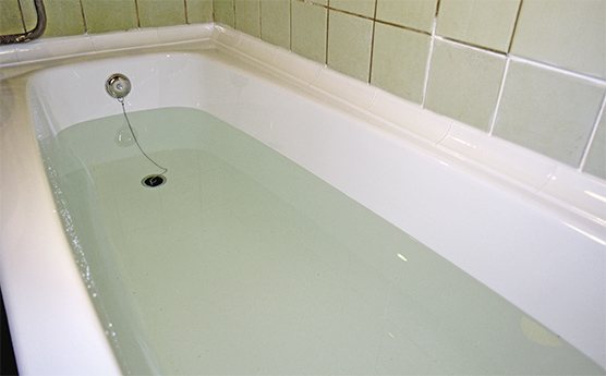 Полная ванна с водой Ванна с водой