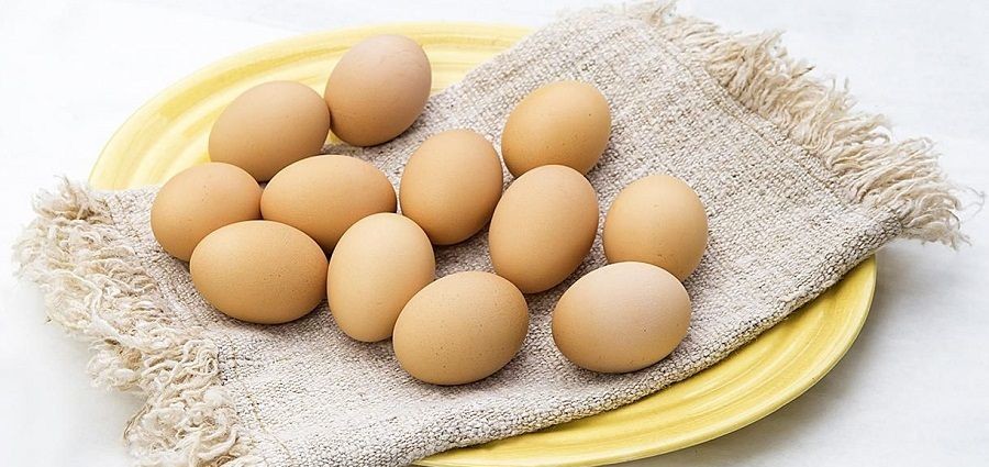 На картинке изображены яйца на тарелке Яйца на тарелке
