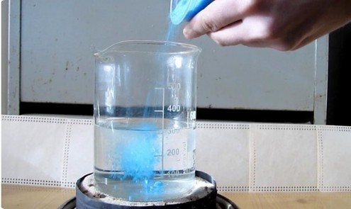 Купорос смешивают с водой Медный купорос