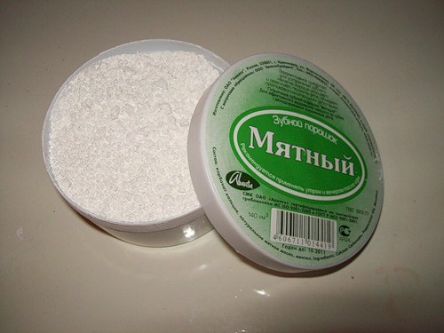 На столе стоит зубной порошок Зубной порошок