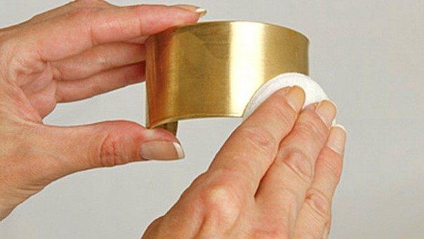 На картинке показано как чистить золото уксусом Чистка золота