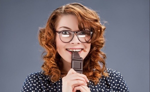 Как появляются пятна от шоколада на одежде Девушка ест шоколад