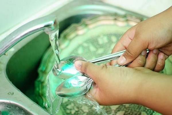 Ополаскивание ложек под проточной водой Мытье мельхиора